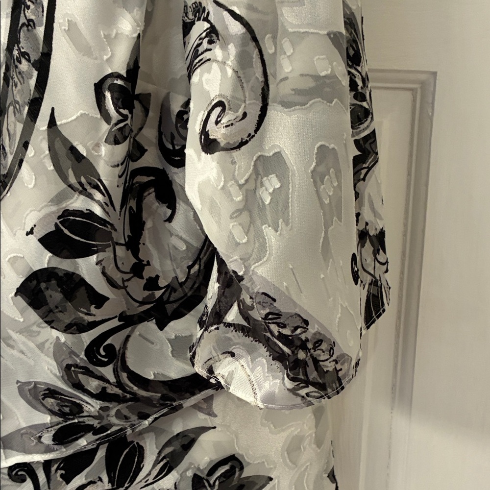 Alex Evenings Monochrome Floral Blouse - Picture 3 of 3